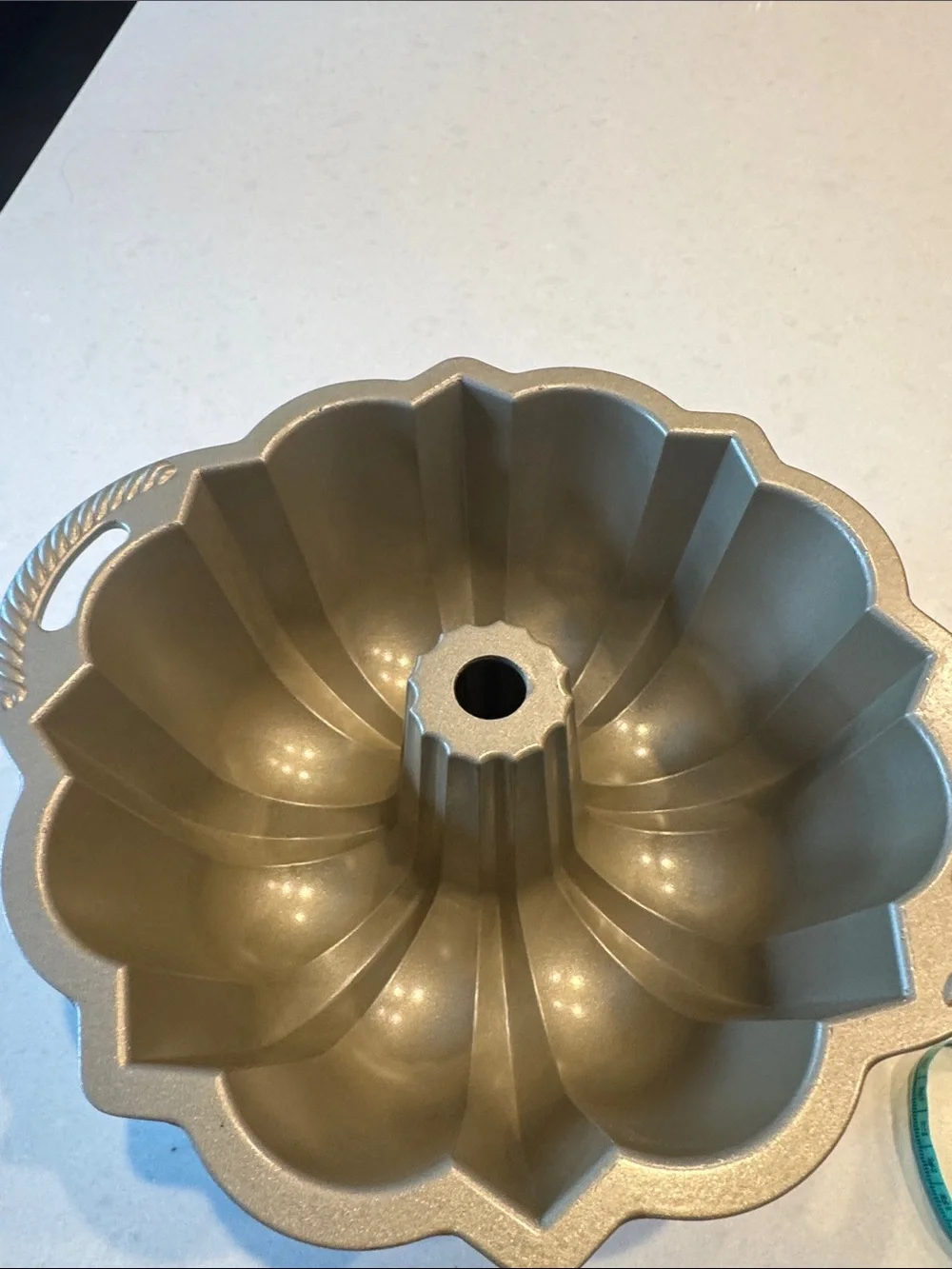 Nordic Ware anniversary Gold champagne Tone Fluted Bundt Pan Carrying Handles